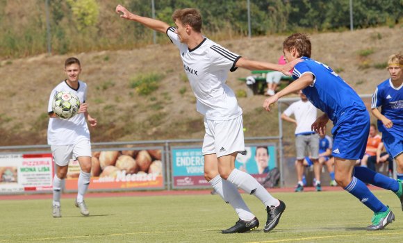 Ricardo Schuhmann (M.) erzielte das erste Pflichtspieltor des Jahres für den TSV Ebersheim.