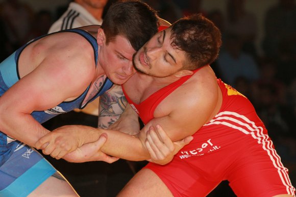 Ercihan Albayrak (hier im Bundesligakampf gegen den Fellbacher Kevin Müller) gewann bei den Landesmeisterschaften den Titel stilartfremd in der 97-Kilo-Klasse des Greco.