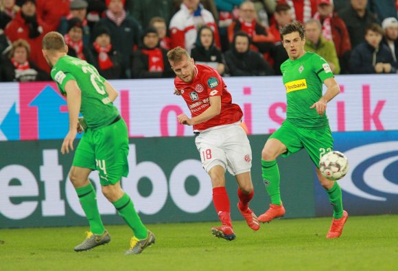 Ob durchs Zentrum oder, wie hier mit Daniel Brosinski, über die Flügel: Gegen Gladbach gerieten die entscheidenden Mainzer Offensivaktionen zu unsauber.