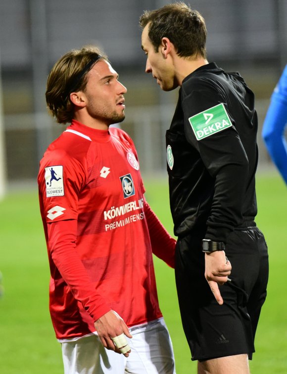 Sandro Loechelt, hier in einer Diskussion mit Schiedsrichter Patrick Alt im Spiel gegen Astoria Walldorf, ist einer, der bedingungslos marschiert.