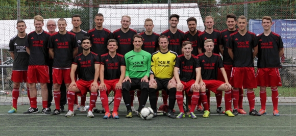 Der Kader des FSV Nieder-Olm. Hintere Reihe (v.l.): Thomas Ritter, Martin Anlauf, Trainer Wolfgang Hammer, Michael Küchenmeister, Muhammed Erol, Tim Berendt, Felix Widmer, Jan Zundel, Julian Rappold, Frank Kloos, Kai Gerstel, Aaron Krüger, Matthias Cygon, Christian Jedek. Sitzend (vl..): Hasan Yildiz, Wladimir Tislenko, Torwarttrainer Ruben Ragg, Tim Müller, Maximilan Zeringer, Fabian Speht. Es fehlen: Oliver Speht, Malte Eichhorn, Niklas Winkler, Benjamin Leonhard.
