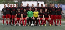 Der Kader des FSV Nieder-Olm. Hintere Reihe (v.l.): Thomas Ritter, Martin Anlauf, Trainer Wolfgang Hammer, Michael Küchenmeister, Muhammed Erol, Tim Berendt, Felix Widmer, Jan Zundel, Julian Rappold, Frank Kloos, Kai Gerstel, Aaron Krüger, Matthias Cygon, Christian Jedek. Sitzend (vl..): Hasan Yildiz, Wladimir Tislenko, Torwarttrainer Ruben Ragg, Tim Müller, Maximilan Zeringer, Fabian Speht. Es fehlen: Oliver Speht, Malte Eichhorn, Niklas Winkler, Benjamin Leonhard.