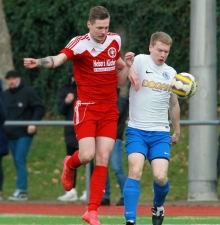 Der in der Winterpause aus Gonsenheim nach Weisenau zurückgekehrte Robin Lehmann (l.) sorgte mit dem 1:0 für den Anfangs- und mit seinem Strafstoß zum 3:3 für den Schlusspunkt des Torreigens.