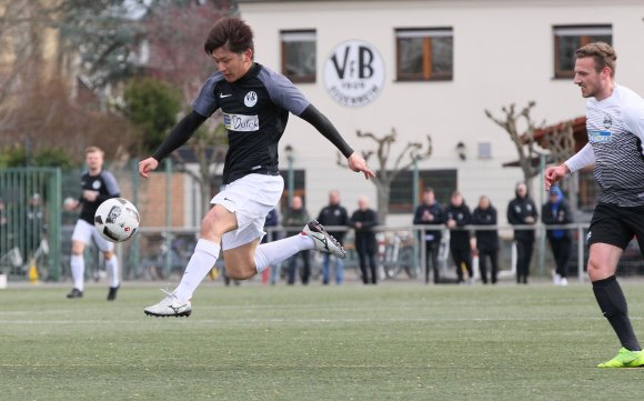 Ken Sugawara ist beim VfB der Ersatz für den in der Winterpause zur TuS Marienborn abgewanderten Lirion Aliu. Von dessen vorigem Klub SV Gonsenheim kam nun auch der Japaner und war gleich der Matchwinner für die abstiegsbedrohten Bodenheimer.
