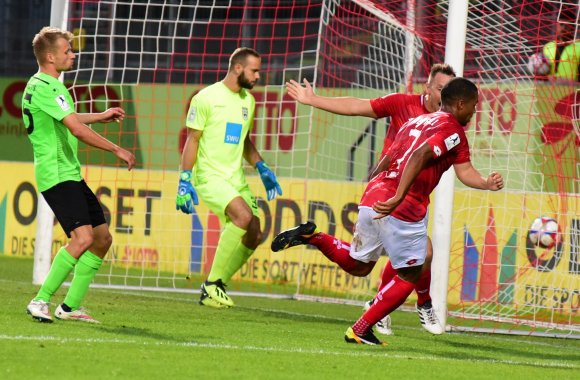 Als der höchste Saisonsieg Form annahm: Leon Bell Bell hat soeben das 2:0 gegen den SSV Ulm 46 erzielt, am Ende stand es 4:1.