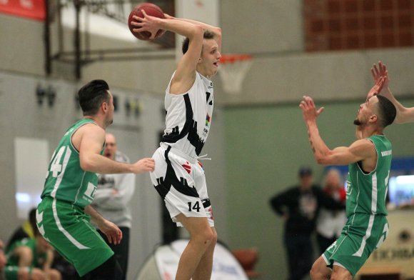 Topscorer des ASC in Gießen: Benedikt Wolff (M.)...