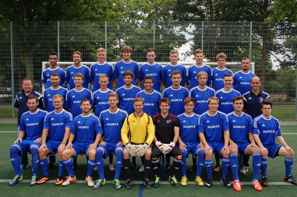 Der Kader der TSG Bretzenheim 46: Hinten (v.l.): Phillip Luma, Fynn Pierrets, Simon Gockel, Simon Höss, Julian Lange, Ruben Grundei, Marcus Wrobel, Patric Komforth, Eugen Werz. Mitte: Trainer Timo Schmidt, Steffen Acker, Moritz Lang, Jonatan Gockel, Timo Ernst, Phil Adams, Konrad Maxeiner, Arne Bork, Marius Piesch, Kotrainer Dennis Dahms. Vorne: Marcus Nungesser, Aleksej Rennich, Volker Lipp, Tommy Tummers, Alexander Merz, Christian Wölfelschneider, Nils Krämer, Matthias Zech, Christopher Brüschke, Simon Helbig.
