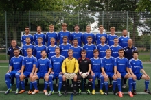 Der Kader der TSG Bretzenheim 46: Hinten (v.l.): Phillip Luma, Fynn Pierrets, Simon Gockel, Simon Höss, Julian Lange, Ruben Grundei, Marcus Wrobel, Patric Komforth, Eugen Werz. Mitte: Trainer Timo Schmidt, Steffen Acker, Moritz Lang, Jonatan Gockel, Timo Ernst, Phil Adams, Konrad Maxeiner, Arne Bork, Marius Piesch, Kotrainer Dennis Dahms. Vorne: Marcus Nungesser, Aleksej Rennich, Volker Lipp, Tommy Tummers, Alexander Merz, Christian Wölfelschneider, Nils Krämer, Matthias Zech, Christopher Brüschke, Simon Helbig.
