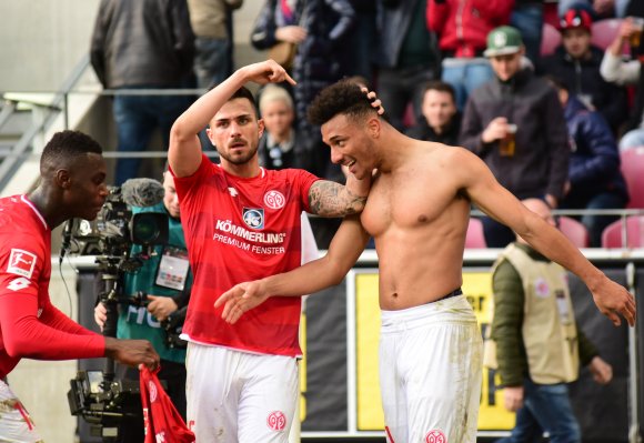 Auch Danny Latza weiß es: Karim Onisiwo bleibt ein Jahr länger am Bruchweg.