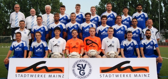 Der SV Gonsenheim vor der Saison 2014/15, hinten v.l.: Joachim Mayer (Vorsitzender), Hans Walter Sans (2. Vorsitzender), Horst Hensel (Vorstand), Lukas Harden, Nils Letz, Lasse May, Jan Itjeshorst, Kazuki Nagase, Stefano Pennella. Mitte v.l.: Zeki Erarslan (Teambetreuer), Marco Bergmann, Joseph Meier, Nicolas Tasch, Jonas Raltschitsch, Dennis Wilhelm, Maximilian Kimnach, Babak Keyhanfar (Kotrainer), Jörg Jansohn (Trainer). Vorne von links: Kevin Gsimbsl, Elias Matzon, Yo Yamaguchi, Marvin Bylsma, Philip Werkmann, Silvester Nawrot, Damir Bektasevic, Ertan Ekiz. Es fehlen: Frank Specht (Manager), Ernst Hennig (Torwarttrainer), Arif Güçlü, Andreas Klapper, Johannes Heintz, Nico Schweig.