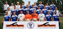 Der SV Gonsenheim vor der Saison 2014/15, hinten v.l.: Joachim Mayer (Vorsitzender), Hans Walter Sans (2. Vorsitzender), Horst Hensel (Vorstand), Lukas Harden, Nils Letz, Lasse May, Jan Itjeshorst, Kazuki Nagase, Stefano Pennella. Mitte v.l.: Zeki Erarslan (Teambetreuer), Marco Bergmann, Joseph Meier, Nicolas Tasch, Jonas Raltschitsch, Dennis Wilhelm, Maximilian Kimnach, Babak Keyhanfar (Kotrainer), Jörg Jansohn (Trainer). Vorne von links: Kevin Gsimbsl, Elias Matzon, Yo Yamaguchi, Marvin Bylsma, Philip Werkmann, Silvester Nawrot, Damir Bektasevic, Ertan Ekiz. Es fehlen: Frank Specht (Manager), Ernst Hennig (Torwarttrainer), Arif Güçlü, Andreas Klapper, Johannes Heintz, Nico Schweig.