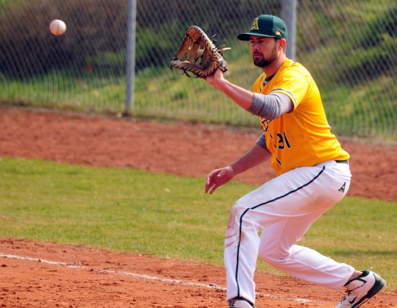 A's-Neuzugang Mike Blanke soll vorrangig als Catcher eingesetzt werden, kann aber auch an der ersten Base die Bälle fangen.