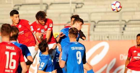 Wer hat's gemacht? In diesem Fall Dominic Peitz, der eine Ecke von Sandro Loechelt zum 1:1 einköpft. Ahmet Gürleyen (l.) kommt später zum Zug.