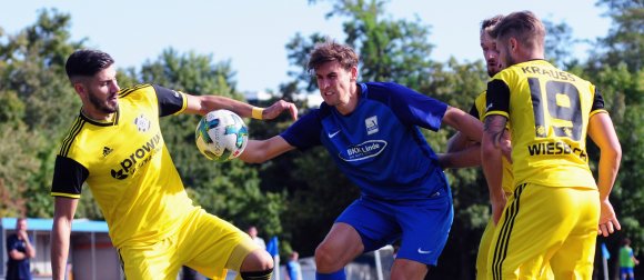 Ordentlich gespielt, aber den Ball zu selten im Tor untergebracht: Janek Ripplinger und der TSV Schott unterlagen in Wiesbach 1:2.