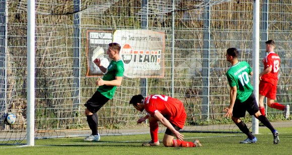 Jannik Kern ist im Tor (zum ersten Mal), der Ball auch (weder zum ersten noch zum letzten Mal).