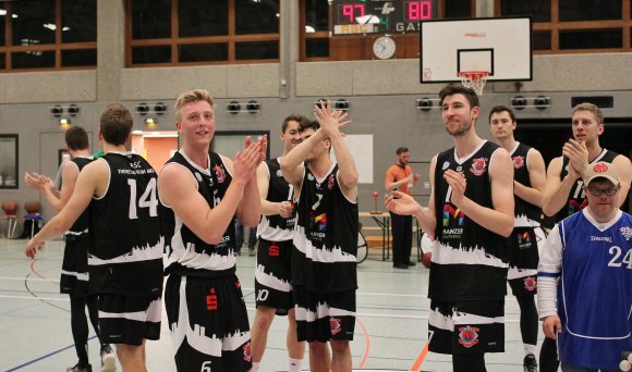 Mit Applaus verabschiedeten sich die ASC-Basketballer von ihren Zuschauern, mit viel Applaus wurden sie nach dem letzten Heimspiel bedacht.