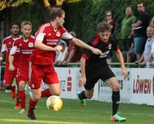 Jonas Kleinschmitt (r.) versucht sich auf der Außenbahn durchzusetzen. Die beste Weisenauer Chance der Partie hatte allerdings Innenverteidiger Christoph Kleber mit einem Kopfball-Pfostentreffer.
