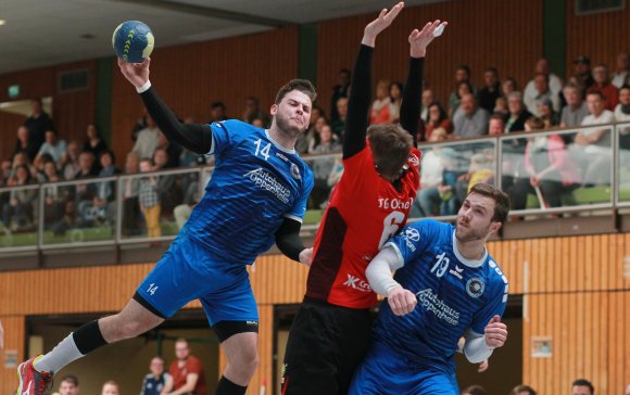 Fabian Kämmerer zieht den Abschluss der Ballablage auf Jonas Medler (r.) vor.