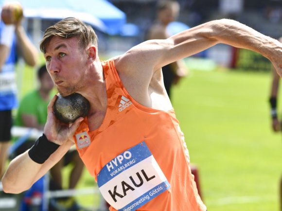 Mit der Kugel am Hals und einem Diskus in der Hand wird Niklas Kaul am Samstag in Heidesheim zu sehen sein.