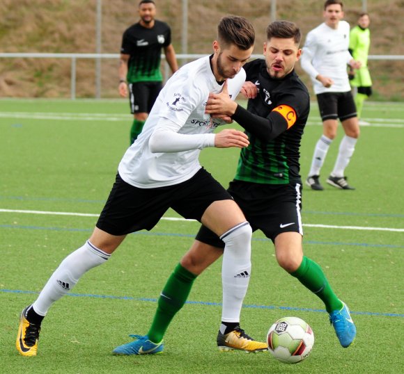 Daniel Weyl (l.) besaß die einzige Torchance des FSV Saulheim. Giuseppe Carbone (r.) ist mit der TSG Hechtsheim nur noch einen Punkt hinter dem zweiten Tabellenplatz zurück.