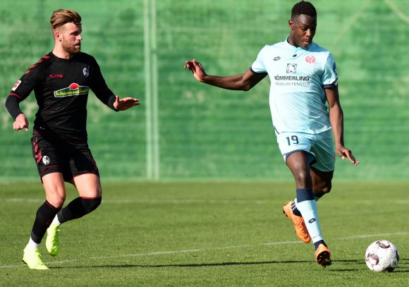 Im Trainingslager verspielten die 05er (r. Moussa Niakhaté) gegen den SC Freiburg (l. Lucas Höler) gleich zweimal einen Zweitorevorsprung. Am Freitagabend wäre eine gute Gelegenheit, es besser zu machen.