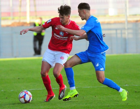 Gegen die TSG Hoffenheim II ließ sich die Mainzer U23 (l. Jonas Fedl) trotz eines zweimaligen Rückstands nicht in die Knie zwingen und erkämpften zumindest ein Unentschieden. In Dreieich sollten sie allerdings tunlichst gewinnen.