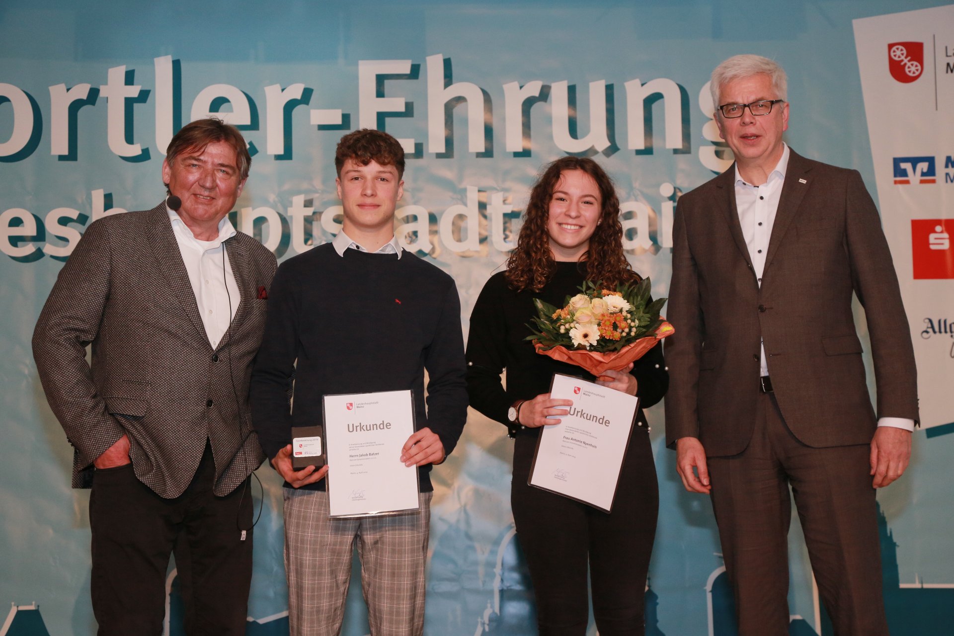 Jakob Batzer hat einst als Schwimmer begonnen. Wegen seiner guten Starts vom Block empfahl ihm sein Trainer, es mal bei den Wasserspringern zu versuchen. Ergebnis: Deutscher Meister der Jugend A in der Kombination. Seine Mitstreiterin vom Mainzer Schwimmverein 1901, Antonie Nyenhuis, holte sich mit der (nicht anwesenden) Christel Honeck den Titel im Synchron-Turmspringen.