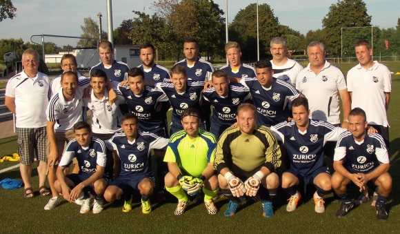 Der Kader des SV Gimbsheim: Hinten (v.l.): Zweiter Vorsitzender Karlheinz Belzer, Erster Vorsitzender Horst Heller, Kevin Siebert, Shkembim Rrustemi, Haci Yildiz, Florian Kölsch, Spielausschussvorsitzender Thomas Naab, Trainer Karlheinz Trumm, Ronny Schwindt. Mitte: Kotrainer Adam Pelikant, Baris Yildiz, Hakan Güler, Nico Marquardt, Philipp Scheller, Sener Güler. Vorne: Bilal Yildiz, Hidi Yildiz, Hans Humm, Patrick Fuchs,  Matteo Monetta, Patrick Heinevetter. Es fehlen: Florian Held, Kai Rohrscheidt, Michael Gawlik, Jens Schniering, Kevin Schmitt, Michael Gnesotto, Carsten Dzaack, Fernandez Jaller  Carlos Augusto, Alexander Graf, Ricardo Linke und Alexander Lizenberger.