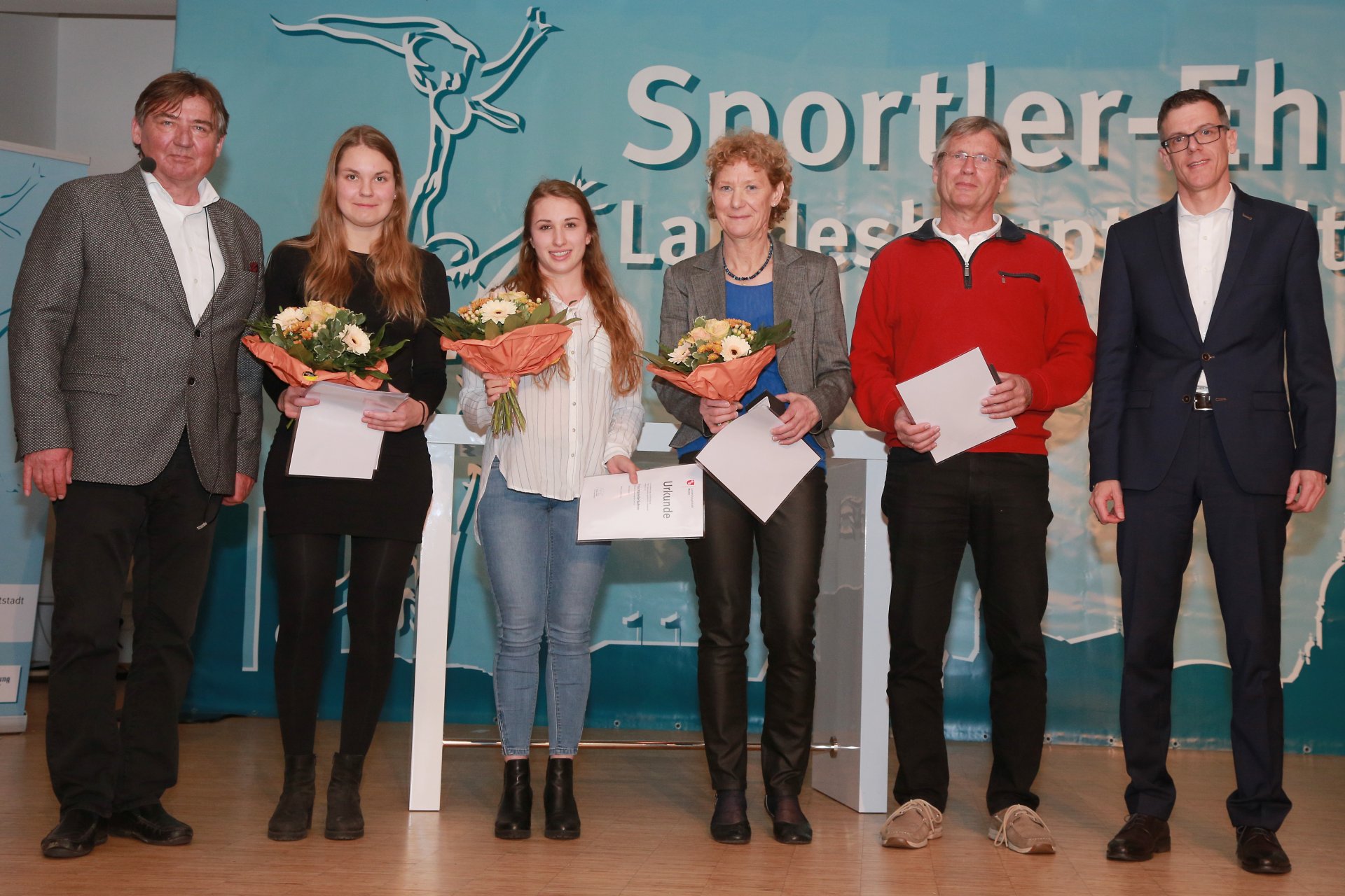 Mascha Traxel (l.) und Marielle Sahner (2.v.l.) vom MSV 01 triumphierten mit den nicht anwesenden Fiona Dengler-Harles und Christina Traxel bei den Altersklassenmeisterschaften über 4x200 Meter. Christine Mosen (SSV Undine Mainz, AK 60-64) gewann bei der Masters-EM Bronze über 200 Meter Brust. Ihr Vereinsvorsitzender Wolfgang Heyne („Ich trainiere nicht so viel, aber ich schwimme auch nur kurze Strecken“) gewann neben vier DM-Titeln ebenfalls EM-Bronze (50 Freistil, AK 65-69).