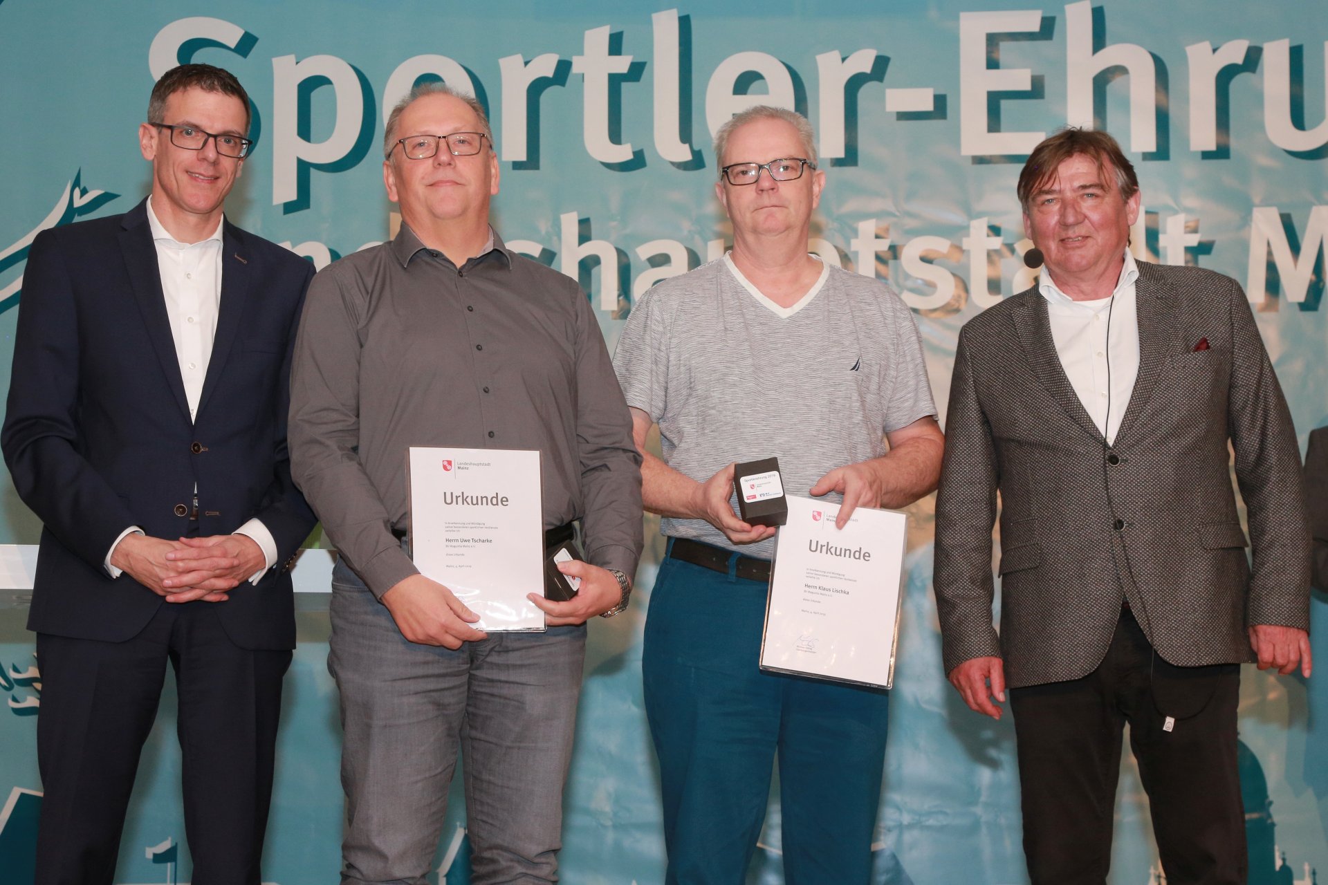 Sie wissen, wie man Pins umhaut: Klaus Lischka und Uwe Tscharke (BV Moguntia) kehrten von den Senioren-Europameisterschaften im Bowling als Sieger mit dem deutschen Team zurück. 