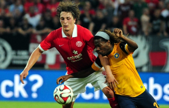 Auch Julian Baumgartlinger machte der wuselige Ziguy Badibanga zu schaffen. Der Belgier in Diensten der Griechen war der auffälligste Akteur in der Coface-Arena und wurde bei seiner Auswechslung in der 80. Minute vom Mainzer Publikum mit viel Applaus verabschiedet. 