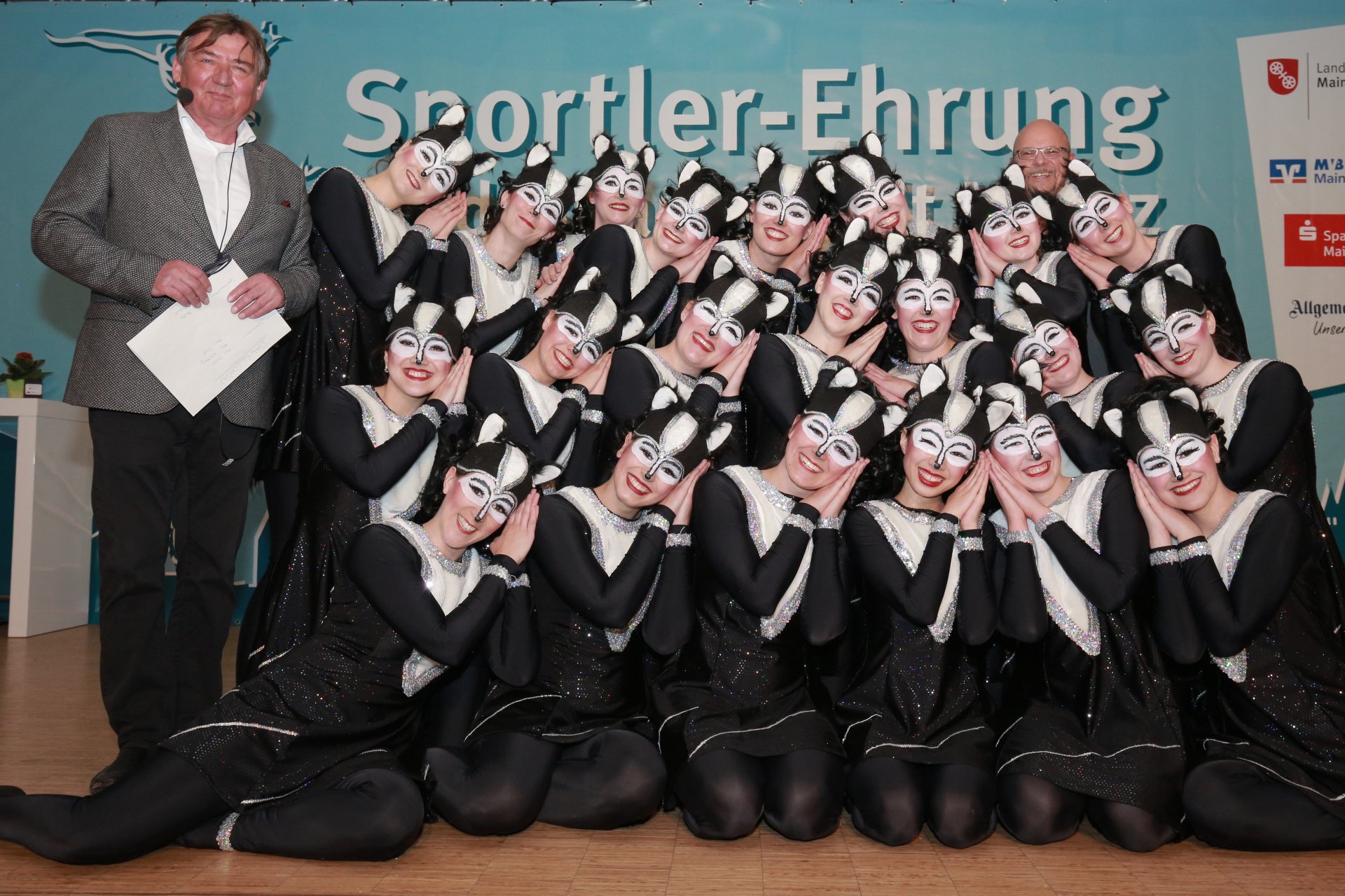 Von Skunks ließen sich die Moderatoren Günter Beck (l.) und Peter H. Eisenhuth nicht abschrecken. Sie posiertem mit der Showtanzgruppe Dance&StyleZ der TGM Gonsenheim unter der Leitung von Phoebe Dowling, die einen beschwingten Schlusspunkt unter das Programm gesetzt hatte.