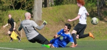 Zusammenprall: VfB-Torwart Mareck Dörr rettet vor dem Bretzenheimer Tatsuma Uchida, Moritz Diether hatte den Angreifer nicht zu stoppen vermocht.
