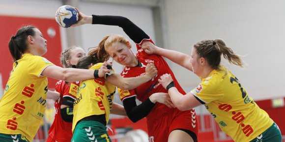 Harte Zeiten für Katrin Feldmann: Nach ihrem Wechsel ins Drittligateam wird die Rückraumspielerin von den Gegnerinnen härter attackiert als bei den Zweitligaeinsätzen.