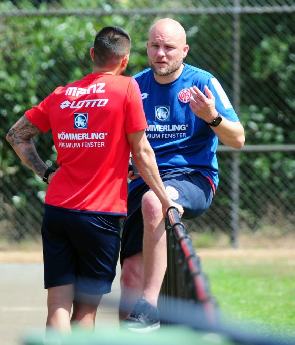 Auch im nächsten Mainzer Trainingslager kann sich Rouven Schröder mit Danny Latza und anderen 05-Profis in seiner Funktion als Sportvorstand unterhalten. 