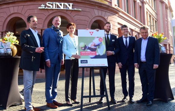 Freuen sich über die Kooperation (v.l.): Turnierdirektor Hans Beth, OB und Schirmherr Michael Ebling, Schirmherrin Karin Augustin, „Sinn“-Geschäftsleiter Thomas Schiffmann), Jörn Hildner (Partner des Sponsors Neusselmartin) und TSC-Vizepräsident Urs Kern.