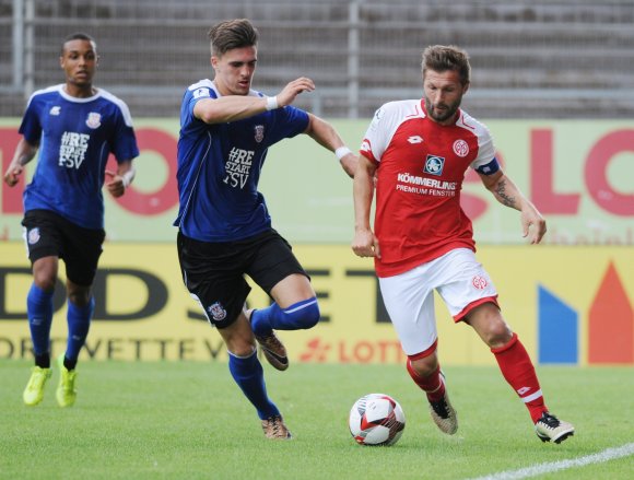 Sebastian Tyrala, hier beim 3:0-Erfolg gegen den FSV Frankfurt im Juli 2017, muss wegen seiner permanenten Knieprobleme die Saison vermutlich vorzeitig beenden. Die ärztlichen Diagnosen kommen nicht recht voran.