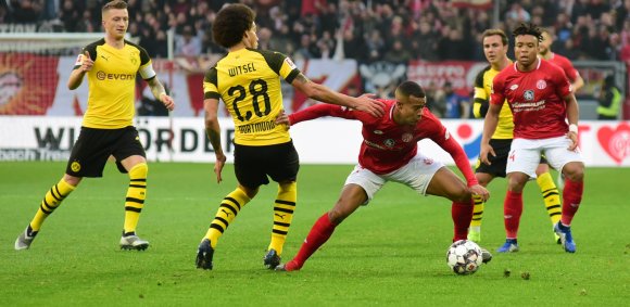 Bei der 1:2-Hinrundenniederlage waren die 05er (am Ball: Robin Quaison, r. Kunde) dem BVB ein ebenbürtiger Gegner. Diesen Anspruch haben sie auch für Samstagabend.