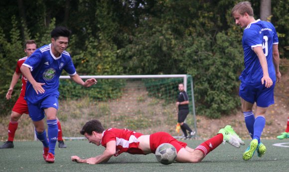 Wer macht den Bauchlander, wenn die TSG Bretzenheim 46 (l. Tatsuma Uchida, r. Julian Jaroszewski) beim Tabellennachbarn FSV Offenbach antritt? Der Landesligist kann in der Pfalz die Spitzengruppe vom Verfolgerfeld abtrennen. 