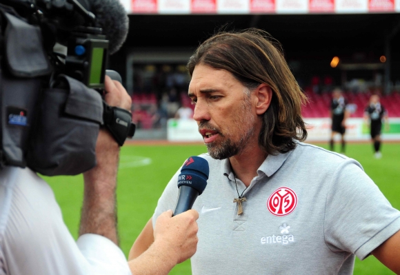 Am Samstag noch in Köln, darf sich Martin Schmidt am Sonntagabend auf die Fragen von "Flutlicht"-Moderator Christian Döring freuen.