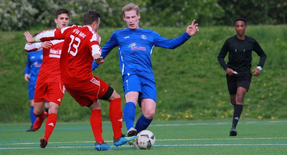 Ein Punkt, den sie nicht unbedingt einplanen konnten: Marius Schwank (r., gegen David Klein) und der SV Klein-Winternheim trotzten der SVW Mainz ein 1:1 ab.