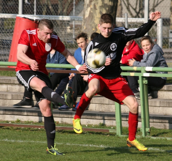 Weiter vorne als bisher spielt jetzt Edin Beslic (r.). Auf der linken Seite hatte er mit seinen Vorstößen wenig Glück.
