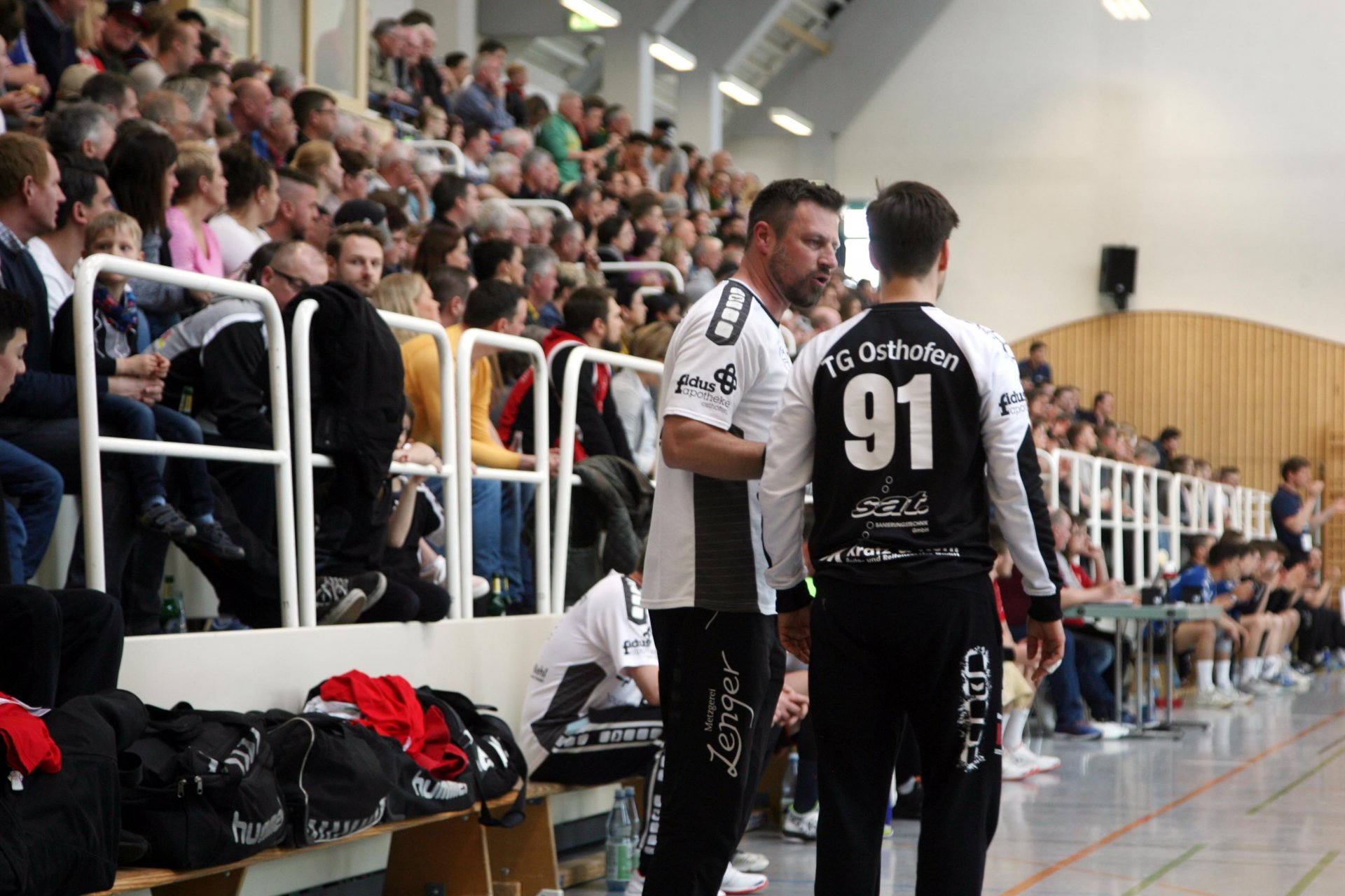 Kurz nach Spielbeginn schon sah TGO-Trainer Leo Vuletic Korrekturbedarf und bespach sich bei laufender Partie mit seinem Keeper Jan-Niklas Seelig.