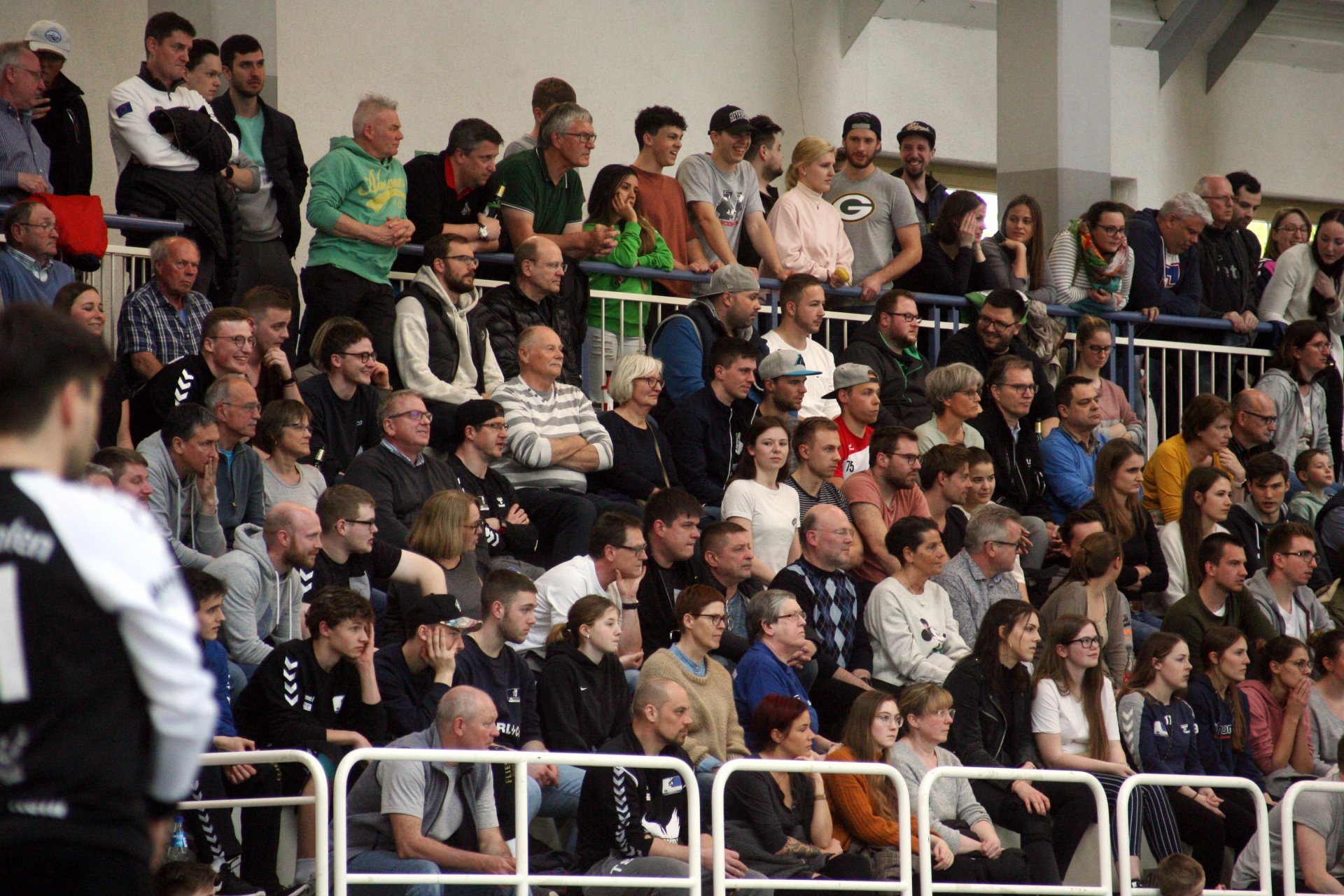 Die Budenheimer stellten eine größere Gruppe unter den 650 Zuschauern in der Wonnegauhalle, darunter Volker Schuster, der die Mannschaft bis zum Ende der vergangenen Runde trainierte (unten links).