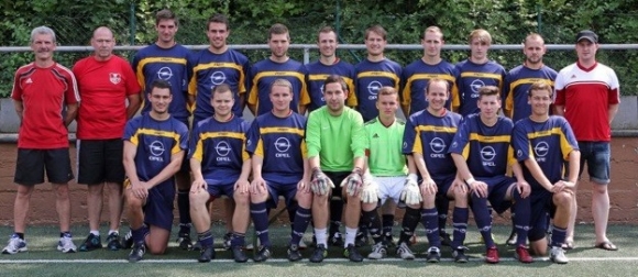 Der Kader der TSV Stadecken/Elsheim 2014/15, hinten v.l.: Albert Hoppe (Trainer), Rudolph Hahner (Torwarttrainer), Thorben Emmerich, Philipp Baumgärtner, Pierre Mohr, Felix Hintsch, Christian Büsing, Sven Dechent, Daniel Seifert, Andreas Klein, Falko Büsing (Betreuer). Vorne v.l.: Lukas Fassel, Yannick Wolf, Benedict Sinock, Christopher Klonek, Lukas Wingenfeld, Timo Hintsch, Christian Hack, Tim Antwerpes.