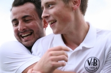 Im ersten Punktspiel mit dem VfB gleich das entscheidende Tor geschossen: Youngster Philipp Kögler (r.) begann den Einstieg in die Aktivenzeit mit dem Siegtor für den VfB Bodenheim und wird dafür von Roberto Todaro geherzt.