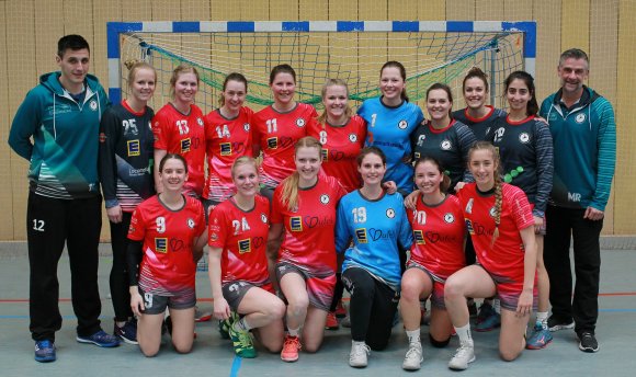 Das Meisterteam der Rheinhessenliga der Frauen. Für den TV Bodenheim geht die Saison um drei Partien der Aufstiegsrunde zur Oberliga weiter. Wenn alles gut geht, kommt es Ende Mai dann zu dritten Meisterfoto.