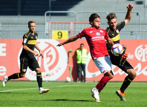 Sandro Loechelt (2.v.r) bewies in Freiburg wieder einmal seine Qualitäten als Standardschütze, sein Anschlusstor zum 1:2 war ein direkt verwandelter Freistoß.