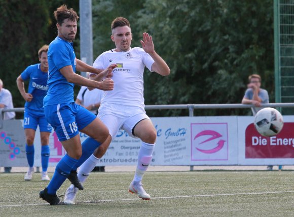 Zwei Tore von Norman Loos genügten Landesligist VfB Bodenheim nicht, um im Nachholspiel beim FSV Schifferstadt um Kapitän Alexander Hödl (l.) wenigstens einen Zähler mitzunehmen.