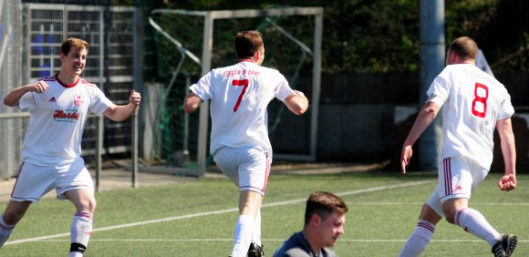 Die Entscheidung ist gefallen: Jan Dechent (l.) und Andreas Klein (r.) wollen Felix Hintsch zum gemeinsamen Jubel nach dessen 2:0 einfangen.